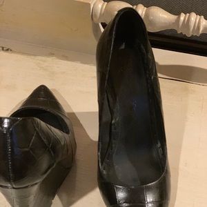 Alice + Olivia Black Odell Croc wedge